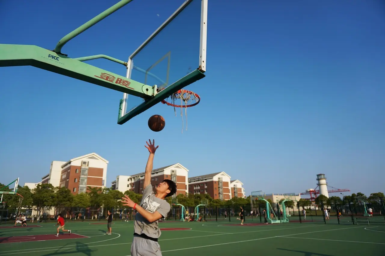 Mand skyder på udendørs basketballbane